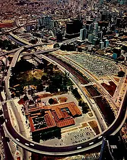 Parque Dom Pedro II, em 1971, com o Rio Tamanduateí retificado e cercado pela Avenida do Estado e viadutos.