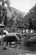 Parque Halfeld em 1909: lago, ponte e quiosque com estrutura imitando bambu
