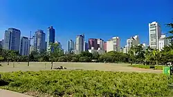 Edifícios residenciais ao fundo