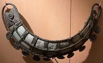 Jóia de bronze usada no quadril