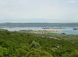 Vista da ilha e município de Pašman na Croácia