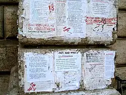 Detalhe das modernas pasquinadas colocadas na base do Pasquino