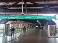 Interior da passarela de integração do metrô com a estação de trem