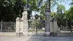 O portão principal do Passeio Público, com a efígie de D. Maria I e D. Pedro III, reis de Portugal.