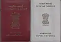 Um passaporte indiano diplomático e um passaporte oficial. Estes passaportes têm funções complementares a um passaporte indiano comum. Cada tipo de passaporte tem uma cor diferente.