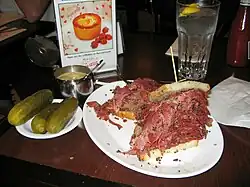 Um sanduíche pastrami