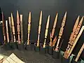Armas decoradas da tradição Pataxó. Memorial dos Povos Indígenas.