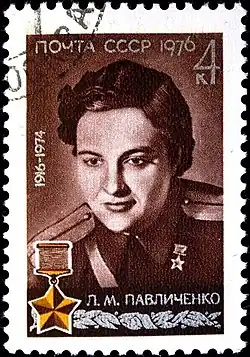 Lyudmila Pavlichenko (1916-1974); Selo comemorativo da década de 1970, homenageando a franco-atiradora, heroína da Frente Leste.