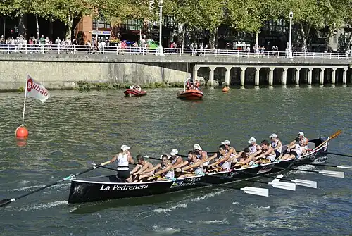 Equipa da Sociedade Desportiva de Remo Pedreña numa regata