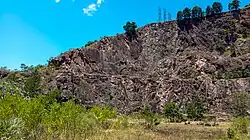 Andar inferior da pedreira localizada no Morro Santana em 2025