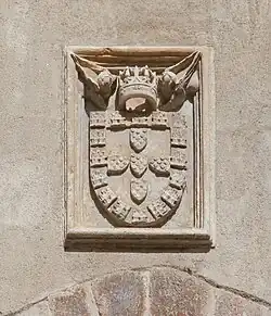 Escudo sobreposto por coroa aberta. Porta de Almedina em Coimbra, século XIV