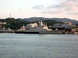 Um navio de guerra da classe Kedah, com outra unidade sendo construída ao fundo