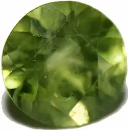 Peridoto com inclusões leitosas.