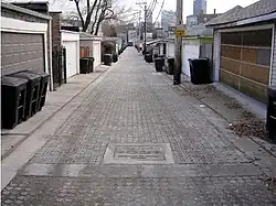 Viela reformada com pavimentação permeável localizada em Chicago, Illinois.