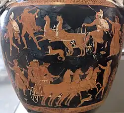 Detalhe de um vaso grego de figuras vermelhas. Há duas fileiras de figuras. Na fileira superior, dois homens estão à esquerda; no centro, dois leopardos puxam uma carruagem na qual um homem de armadura está subindo; à direita, uma mulher está com o braço estendido. Na fileira inferior, quatro cavalos puxam uma carruagem que transporta um homem e uma mulher ao centro; uma figura feminina está à esquerda e uma figura masculina à direita.