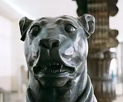 Uma estátua de cão mastim conservada no Museu Antigo.