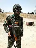 Peshmerga curdo com o capacete Mk 6 com cobertura de camuflagem própria.