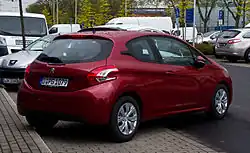 Traseira versão pré-facelift hatchback (três portas)