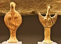 Figuras femininas micênicas do tipo phi e psi. Museu de Arte Cicládica, Atenas, século XIV - XII a.C.