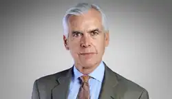 Nome completo: Philip K. Howard (também citado como Philip K. Howard, sem muitos detalhes de middle name em fontes comuns). Carreira: advogado de formação, atuou como assessor e escritor, com foco em simplificação regulatória e eficiência da governança. Obras e ideias marcantes: defendeu a simplificação de leis e regras, criticando a complexidade burocrática e propondo abordagens para tornar governos e instituições menos difíceis de navegar. Contribuições notáveis: participou de debates sobre políticas públicas, educação cívica e organização institucional, além de escrever ensaios e pareceres destinados aarla reduzir a sobrecarga normativa.