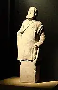 Escultura de um homem velho.