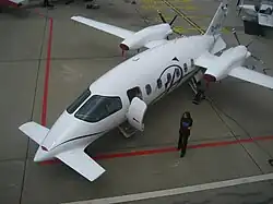 P.180 Avanti, mostrando a fuselagem de curva constante, a asa principal e a asa da proa.