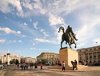 Vista da praça e da estátua equestre de Carlos&nbsp;I
