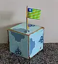 Mini mastro em base de azulejo.