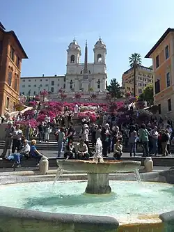 A igreja e as Escadarias da Praça de Espanha decoradas com flores vistas da Piazza di Spagna.