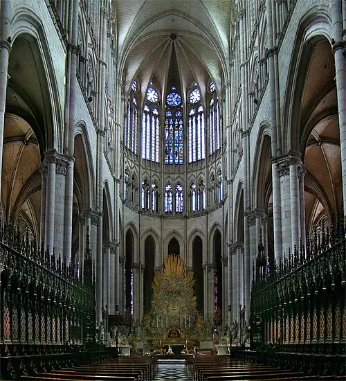 O coro gótico da Catedral de Amiens, França.
