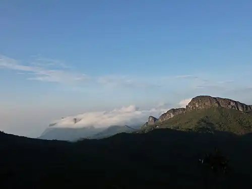 Pico da Neblina ao fundo encoberto por nuvens, fronteira com a Venezuela.