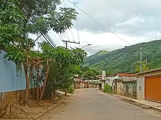 Pico do Ana Moura, ao fundo, visto do bairro Ana Moura.