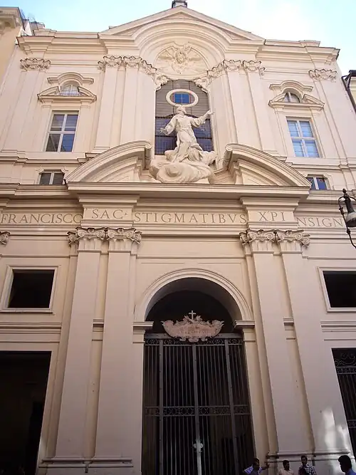 Fachada com a estátua de São Francisco