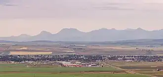 Pincher Creek vista do norte, com as Montanhas Rochosas Canadenses no fundo.