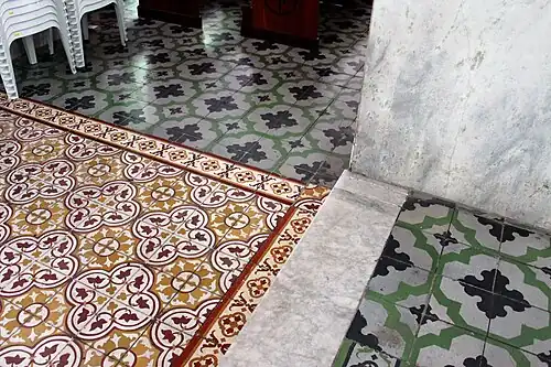 Detalhes preservados do piso ornamental em mosaicos