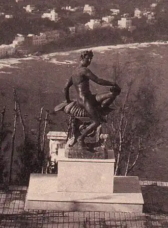 Estátua de Nino Cesarini feita por Francesco Jarace para o jardim da Villa Lysis, encomendada pelo barão Jacques d'Adelswärd-Fersen; a fotografia foi tirada por Wilhelm von Plüschow.