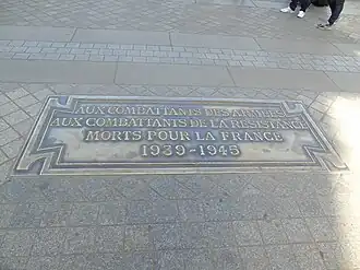 Placa em memória dos combatentes do exército e da resistência que morreram pela França, 1939–1945.