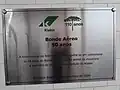 Placa comemorativa dos 50 anos do bonde aéreo.