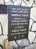 Detalhe da placa sepulcral de Andreas Thaler na sepultura da família, cemitério de Treze Tílias.