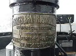 Placa indicando a procedência da lente de Fresnel do farol.