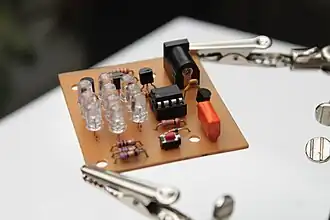 Placa de circuito com montagem through-hole.