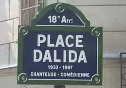 Placa indicando a Praça Dalida