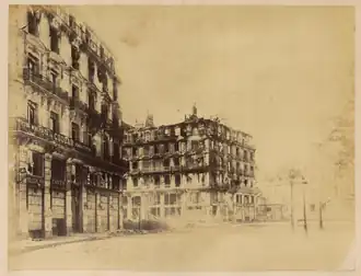 Prédios em tornos da praça queimados durante a Comuna de Paris. Foto que pertencia à coleção particular de D. Pedro II