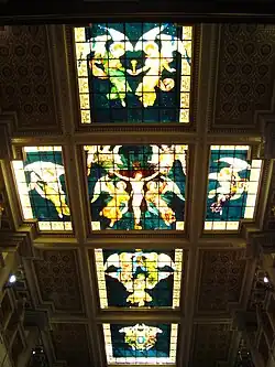 Vitral no teto da igreja.