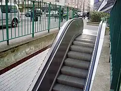 Saída na rue Raymond-Losserand.