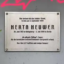 Uma placa comemorativa para Herta Heuwer