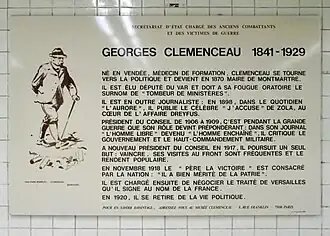 Placa de Georges Clemenceau em um corredor da estação