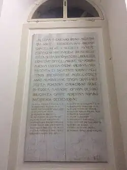 Placa antes do salão principal da biblioteca