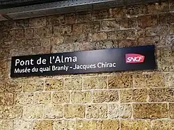 Plaque signalétique portant le nom de la gare.