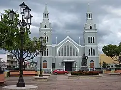 Praça com a Igreja Católica de Aguada